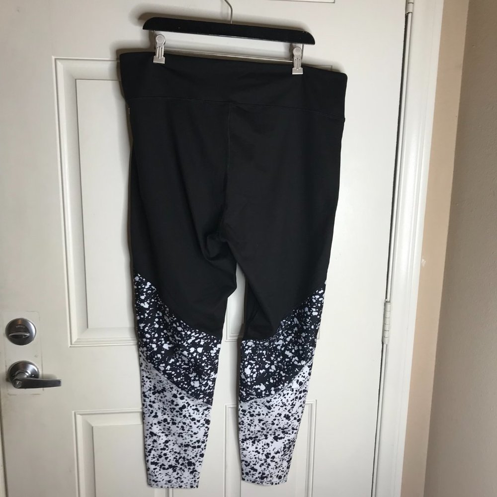 NWT Fabletics Women's Brogan Splatter Printed Leggings Black/White ~ Size 2X/20 - Picture 4 of 5